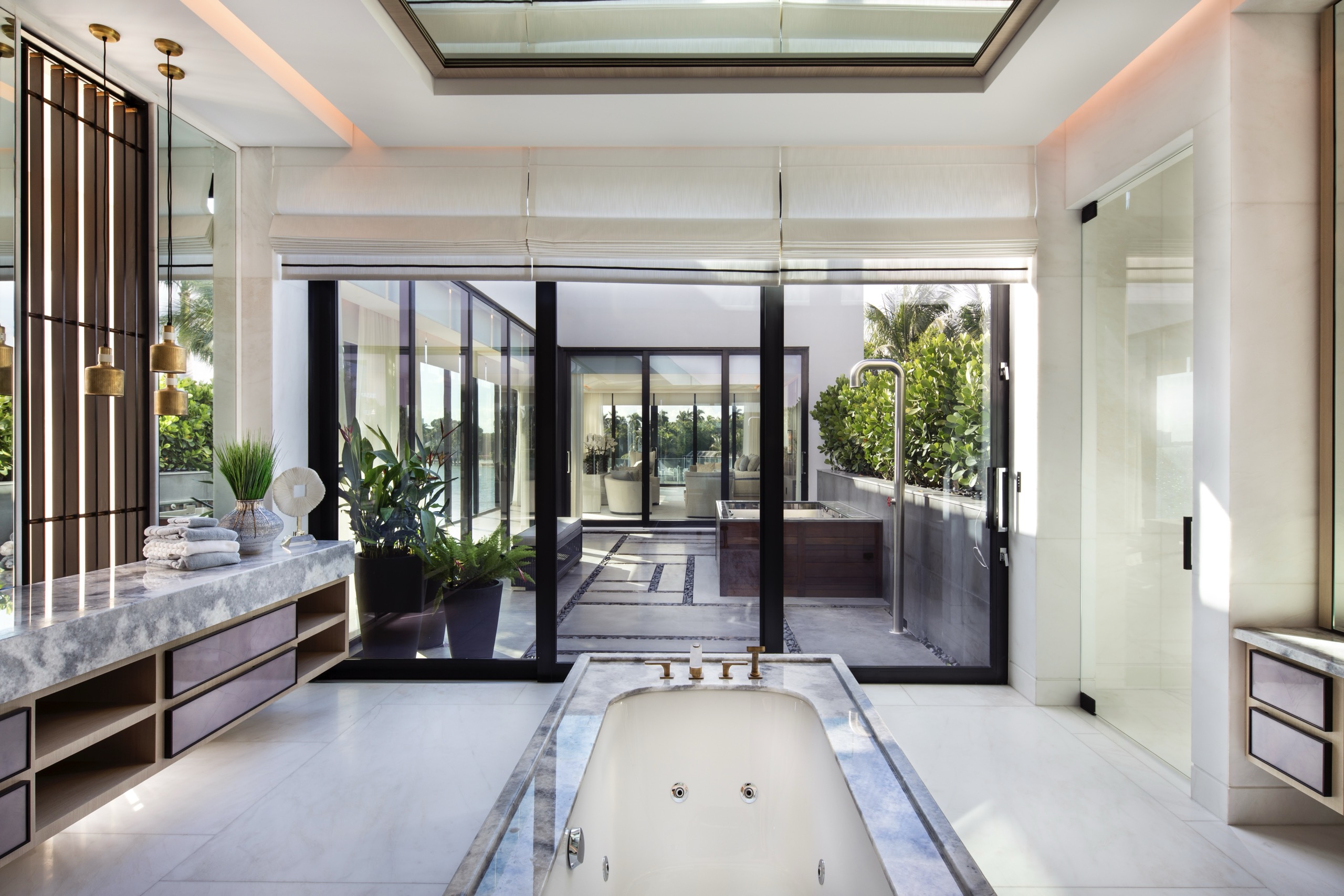 North Bay Road Contemporary - Design Showcase