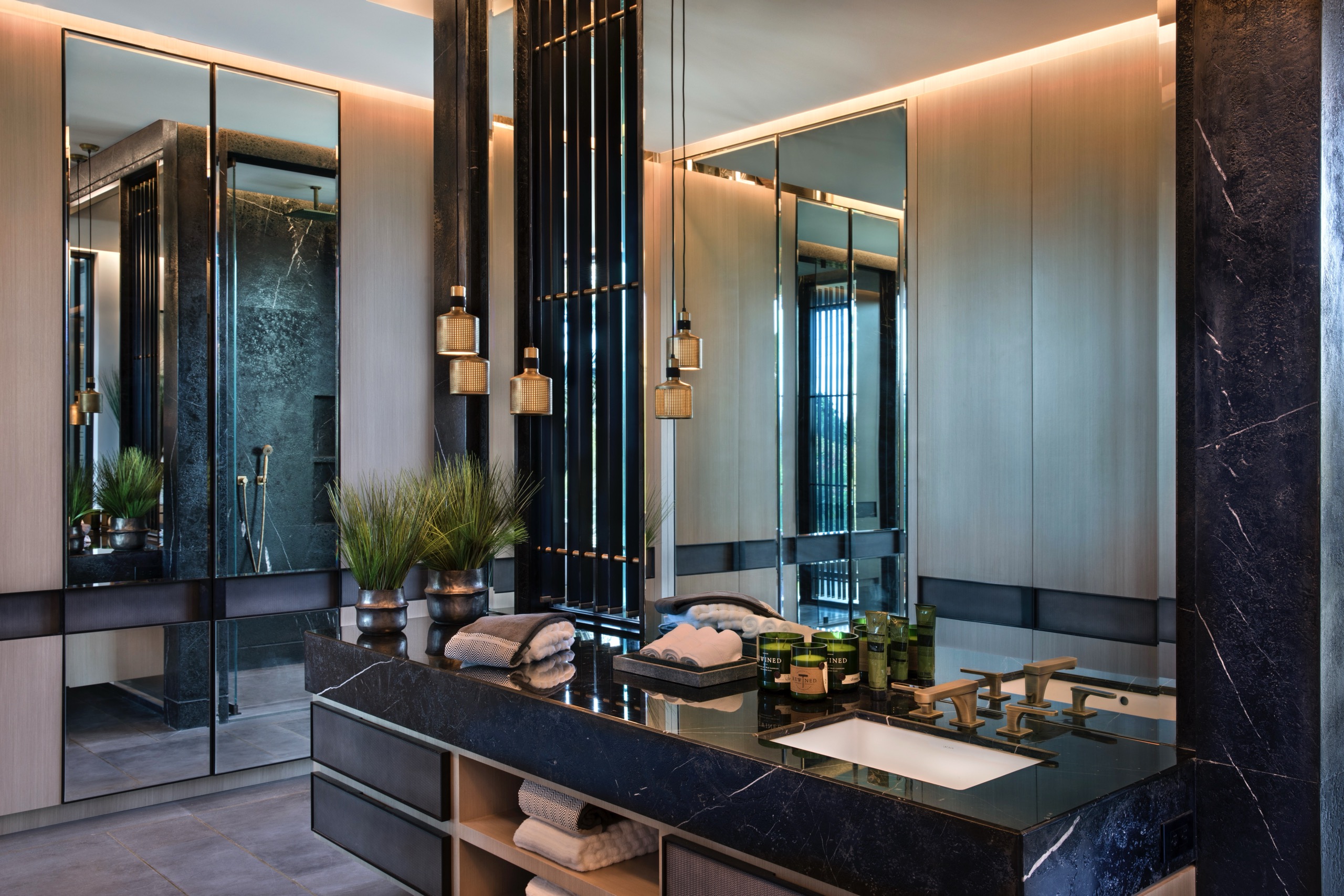 North Bay Road Contemporary - Luxury Construction