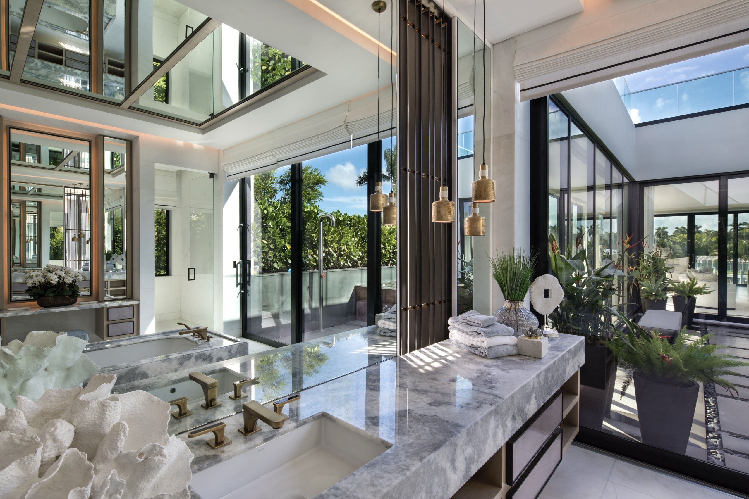 North Bay Road Contemporary - Design Showcase