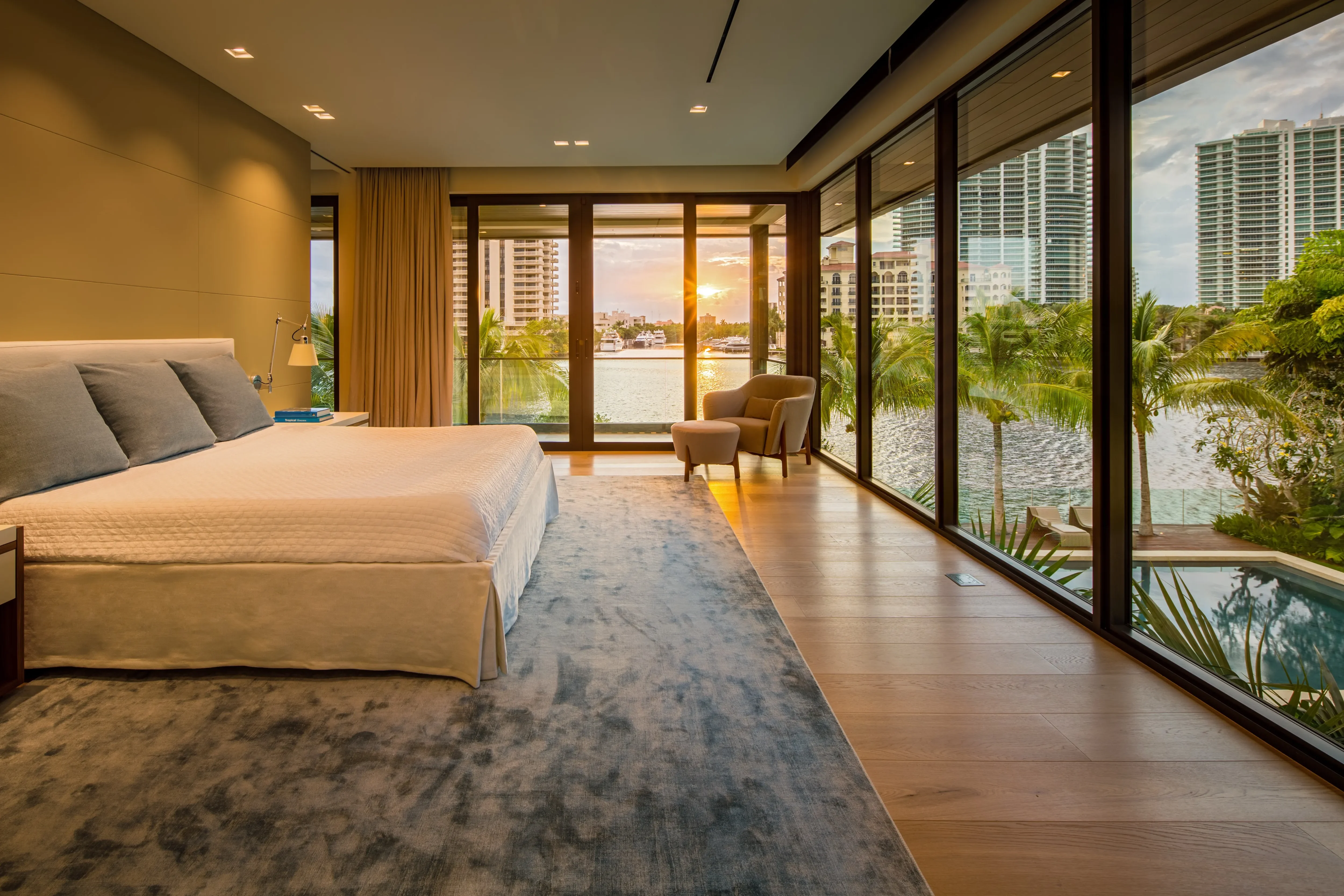 Golden Beach Waterfront - Luxury Construction