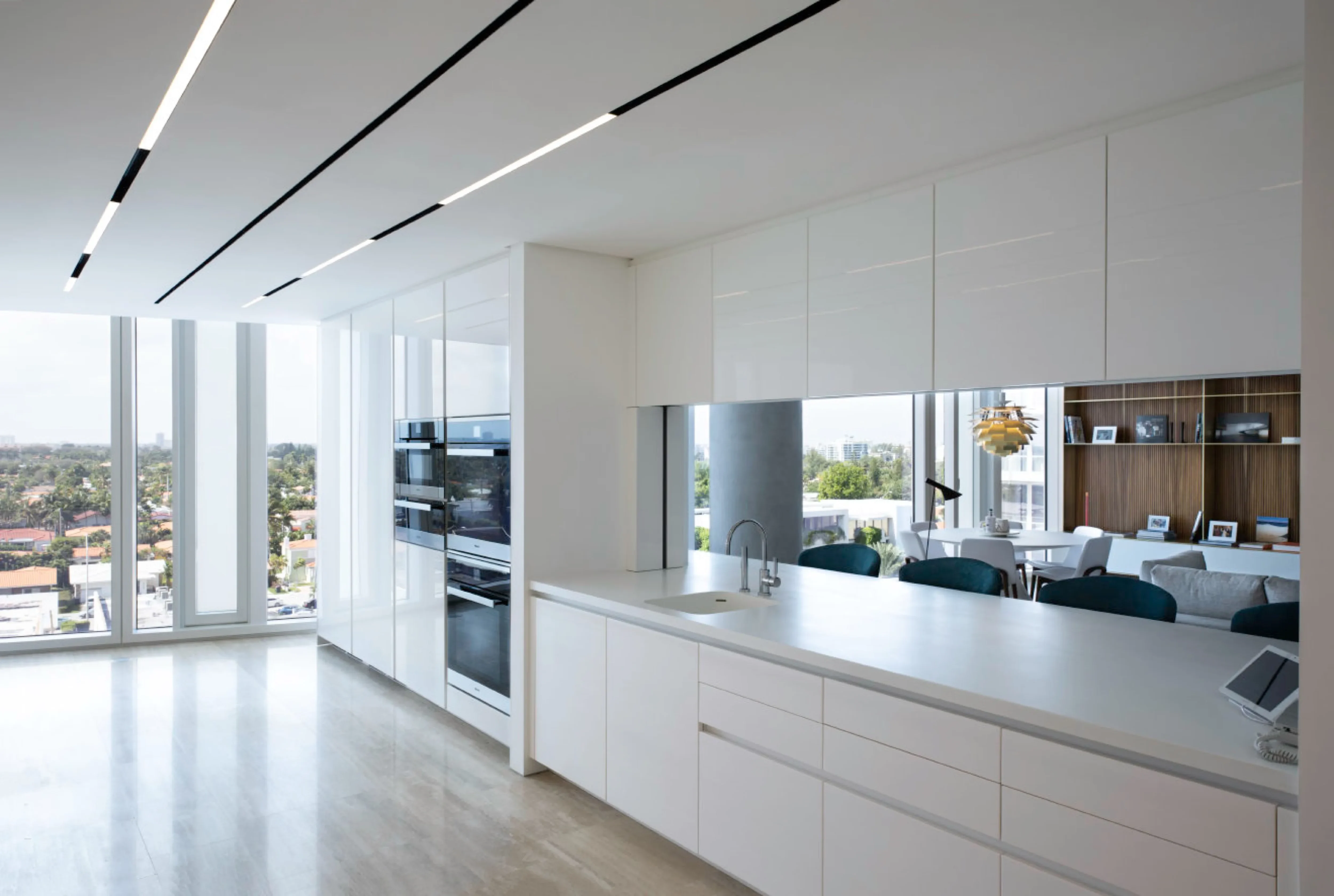 Surf Club Minimalist - Luxury Construction