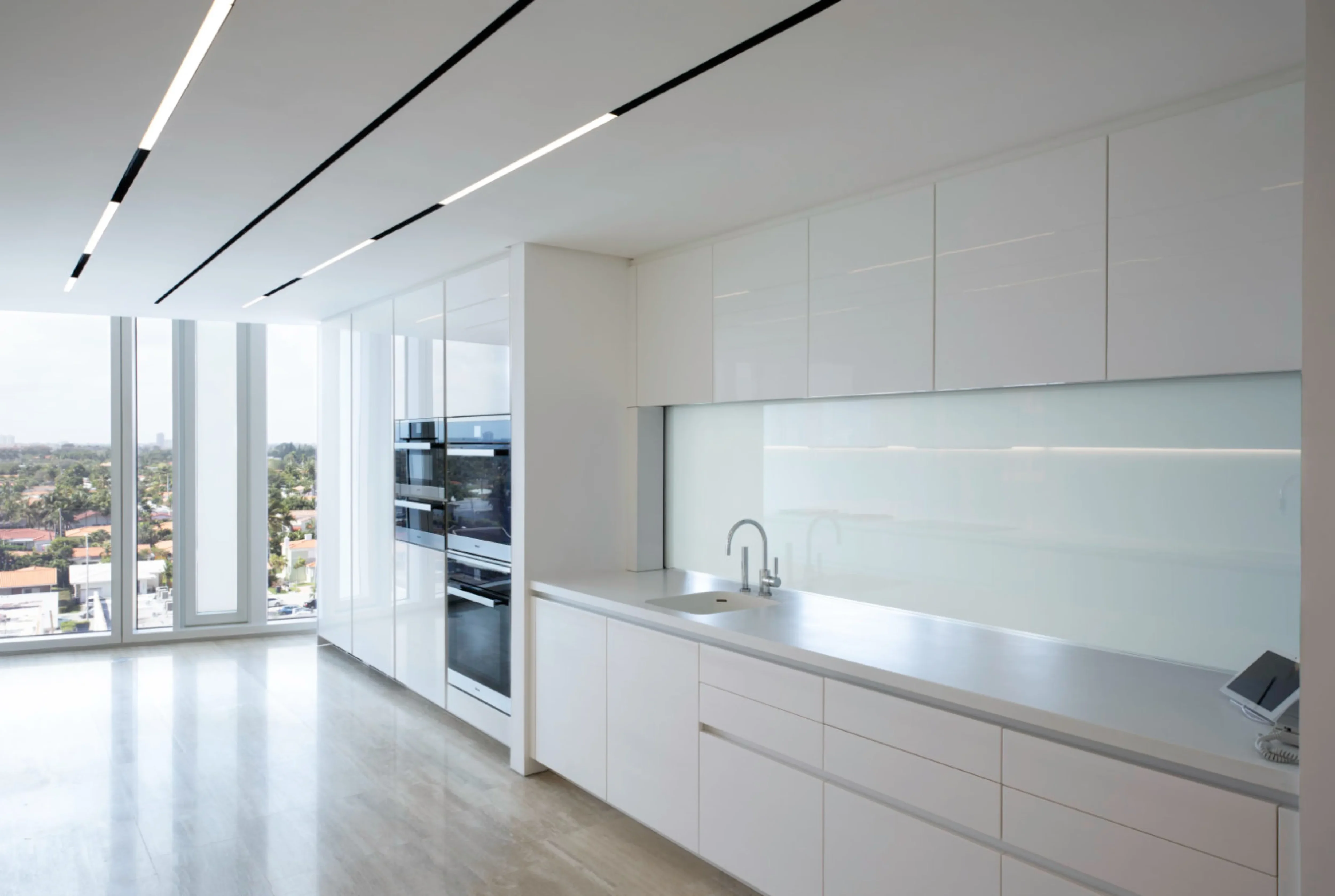 Surf Club Minimalist - Luxury Construction