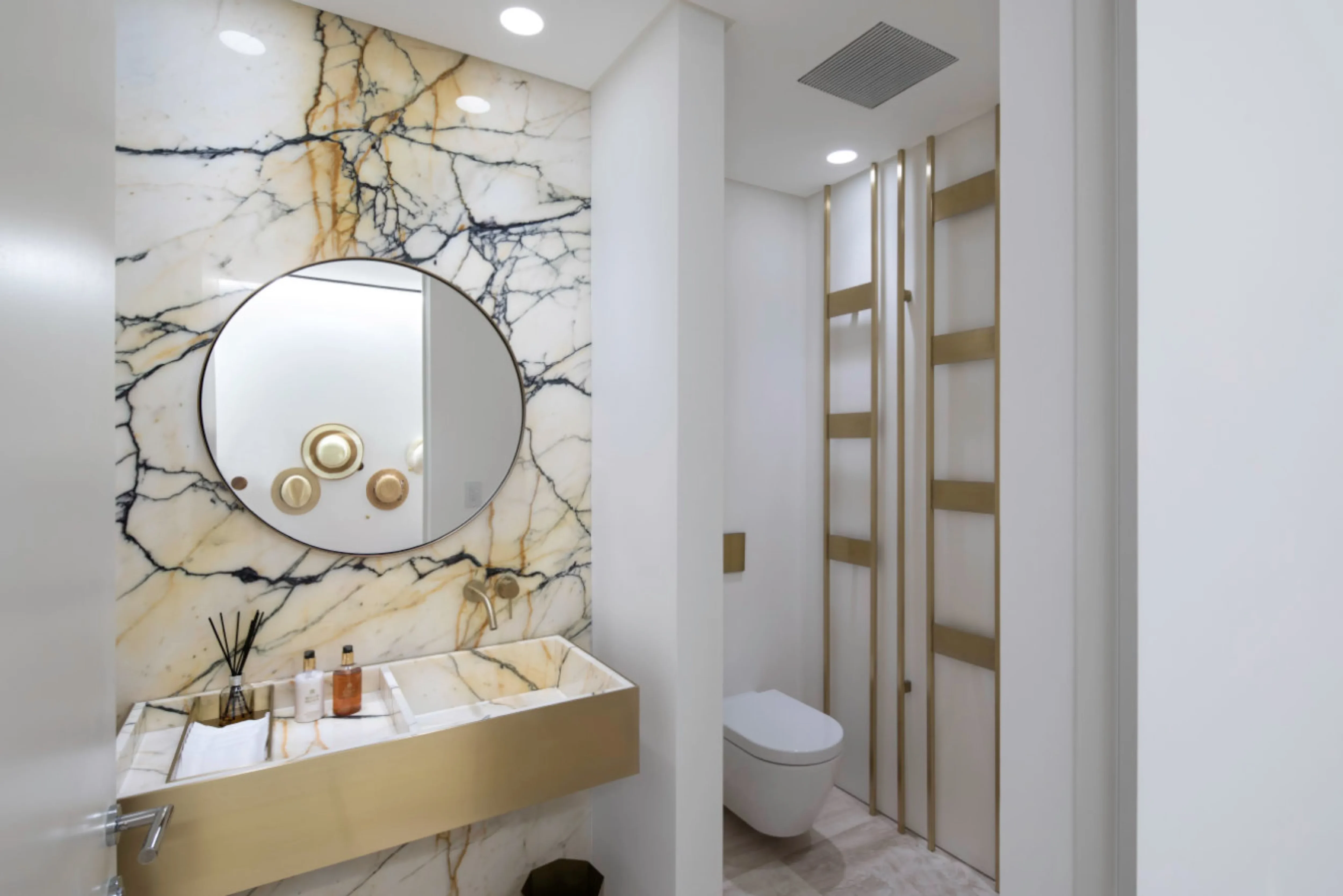 Surf Club Minimalist - Architectural Details